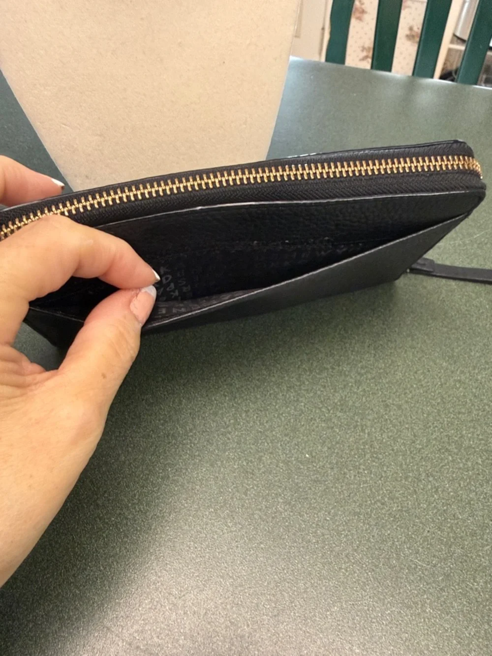 kate spade black pebbled leather zip-around wallet with gold plaque - Picture 3 of 7